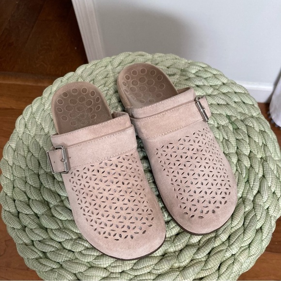 Vionic Moca Nude Cream Floral Perforated Suede Slip On Clog Mule Comfort Shoe - Picture 4 of 8